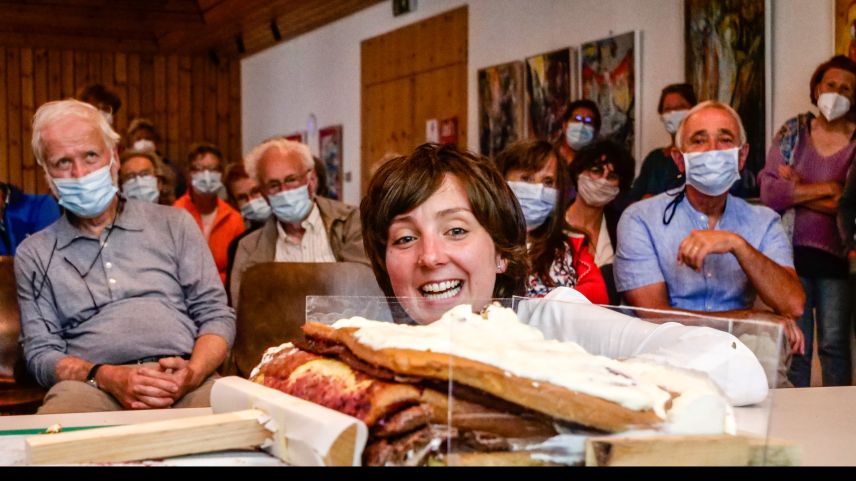 Die Geologin Anna Rauch hatte für ihr Referat ein «Kuchen-Experiment» vorbereitet. Fotos: Jon Duschletta