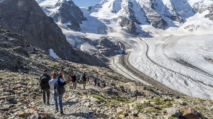 Die Gipfel des Bernina-Massivs vor Augen nähern sich die Wanderer auf dem neuen Rundweg dem Persgletscher.
Foto: Valentina Baumann
