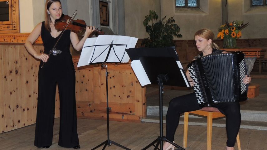 Flurina Sarott (violina) e Bosiljka Kulisic (accordeon) han satisfat al numerus public (fotografia: Benedict Stecher).