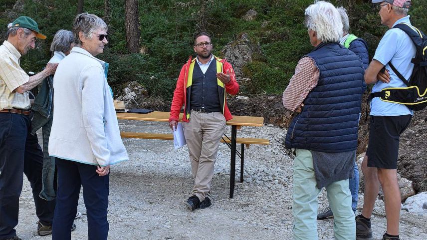 Projektleiter Roberto Paravicini informiert am Tag der offenen Baustelle die Interessierten über den Ausbau der forstlichen Erschliessung der Val Bernina. 
Foto: Urs Dubs