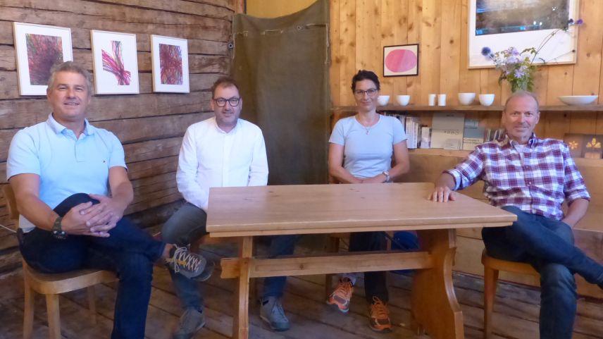 Joachim Koppenberg (da schnestra), Peter Peyer, Marina Jamnicki e Philipp Gunzinger han orientà davart la visita a l’ospidal a Scuol (fotografia: Flurin Andry).