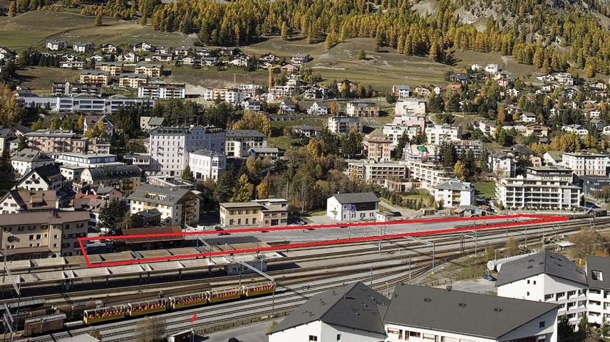 Das Bahnhofareal in Samedan: Die rot umrandete Fläche ist der Projektperimeter, wo unter anderem das Verwaltungszentrum des Kantons zu stehen kommen soll. 				Foto: Rhätische Bahn