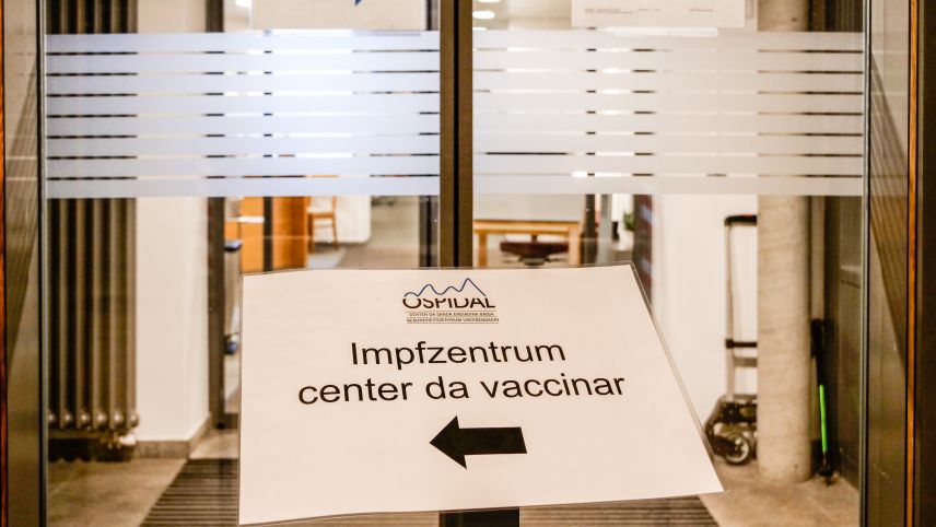 Il Center da sandà Engiadina Bassa organisescha inscunters da vaccinaziun sainza termin (fotografia: Jon Duschletta).