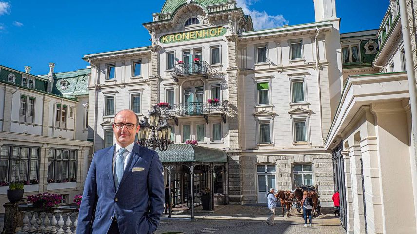 Der Hotelier des Jahres, Marc Eichenberger vor der «Grande Dame», dem Grand Hotel Kronenhof in Pontresina. 	Foto: Reto Stifel