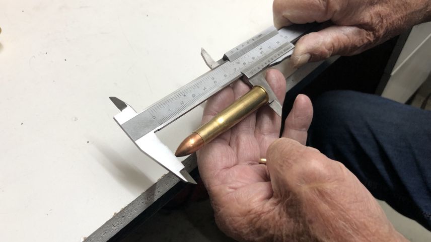 Matias Oswald – ün chatschader cun experienza chi fa svessa sia muniziun (fotografia: David Truttmann).