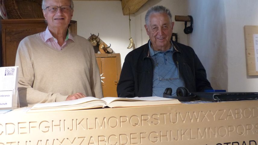 Thedy Gut e Gian Häfner (da schnestra) s’ingaschan daspö ons pel museum a Strada (fotografia: Flurin Andry).