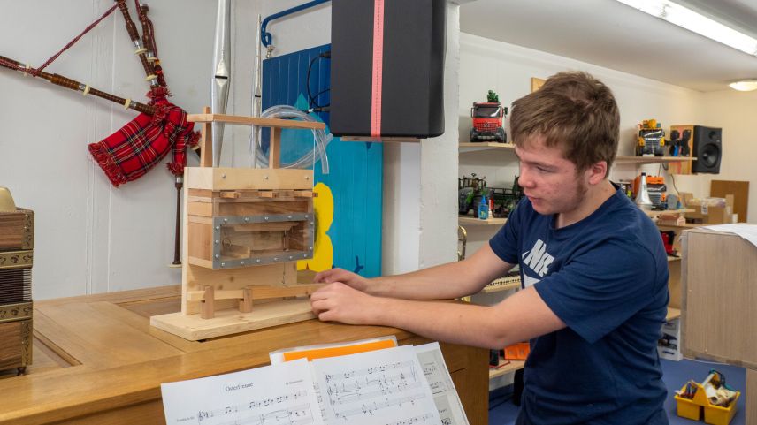 Gian Andrea Caratsch erklärt, wie das Miniaturmodell einer Orgel, das er selbst gebaut hat, funktioniert. 
Fotos: Valentina Baumann