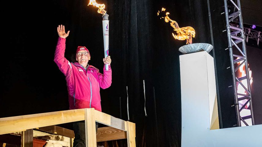 Im Januar 2020 kommt Albert Giger in St. Moritz die Ehre zuteil, das olympische Feuer der Olympischen Jugend-Winterspiele zu entzünden. Foto: fotoswiss.com/Giancarlo Cattaneo