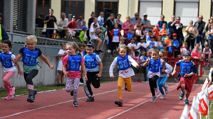 Die Kindergärtler rennen beim «Quer durch Celerina» um die Wette. 
Fotos: Rolf Müri