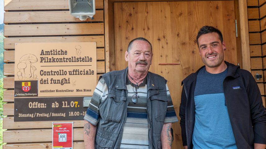 Raffaele Greco (rechts) ist der Nachfolger des langjährigen Pilzkontrolleurs Men «Funghi» Bisaz.	
Foto: Valentina Baumann