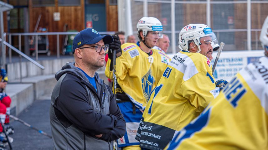 Sieg zum Auftakt für den EHC St.Moritz und dessen Trainer Alexander Aufderklamm.   Foto: Reto Stifel