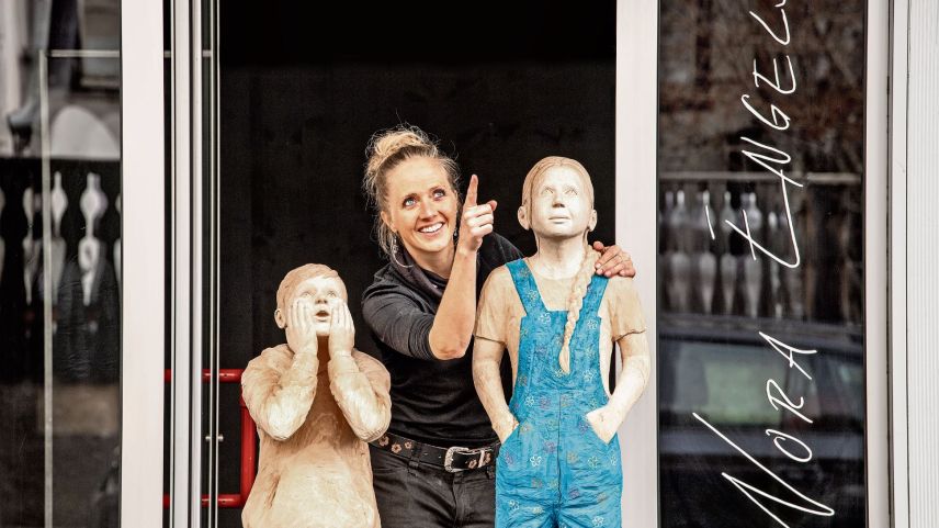 Nora Engels mit den zwei geschnitzten Kinderfiguren Leo und Lisa. Foto: z. Vfg.