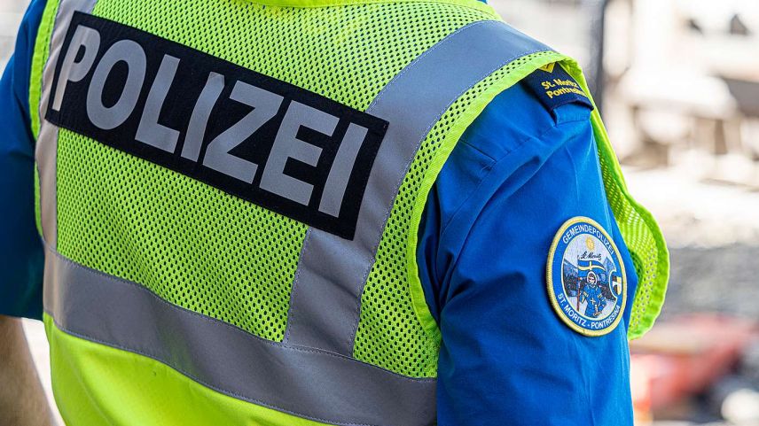 Soll die Gemeindepolizei St. Moritz bei Vergehen gegen das Betäubungsmittelgesetz Ordnungsbussen aussprechen dürfen? Ein Fraktionsauftrag der FDP verlangt das.

Foto: Daniel Zaugg