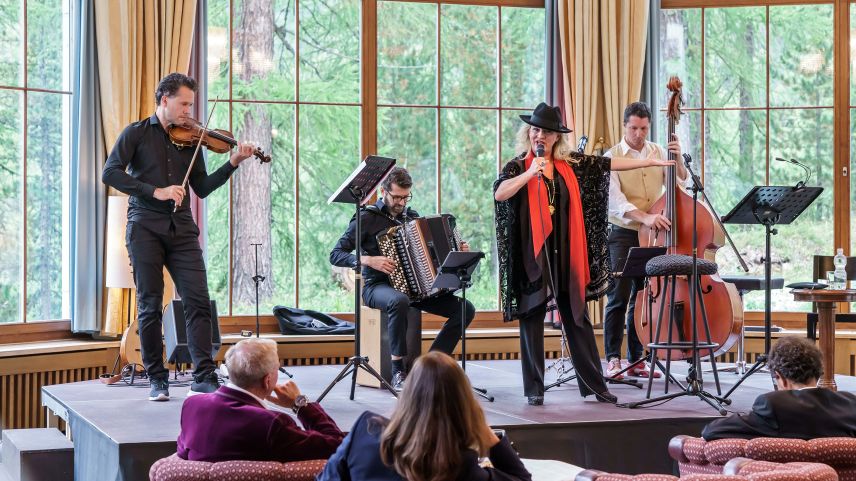 Das Trio Folksmilch und Christiane Boesiger bei der Aufführung im Silser Hotel Waldhaus. Foto: Axel Brog/Resonanzen