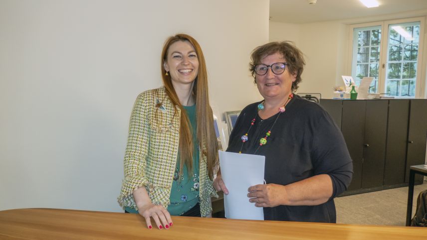 Cornelia Pedretti (rechts) hat die Aufgabe als Leiterin des Segantini Museums in St. Moritz an Claudia Stoian übergeben.
Foto: Alfred Lochau, Foto Flury Pontresina