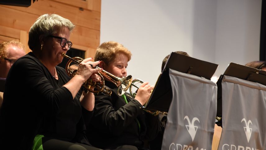 La GR Brass ha inchantà il public a Ftan cun musica da brass da buna qualità (Foto: Nicolo Bass).
