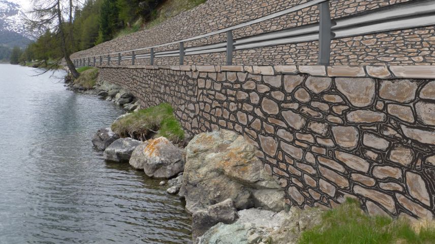 Mit diesen Wandmauern aus Stahlbeton ist das Bundesamt für Raumentwicklung nicht einverstanden. Visualisierung: Tiefbauamt Graubünden