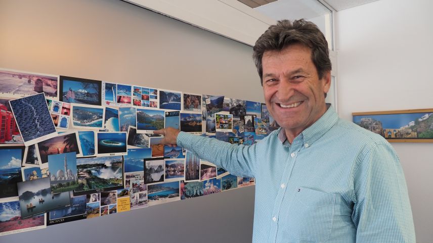Heini Gantenbein hat viele zufriedene Kunden. Der Beweis hierfür sind die vielen Ansichtskarten in seinem Büro Viva Ferien.
Foto: Marie-Claire Jur