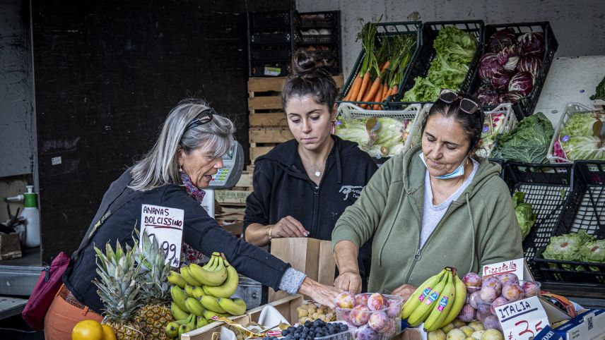 Der Wochenmarkt in Chiavenna lebt von den Familienbetrieben und kleinen Händlern.