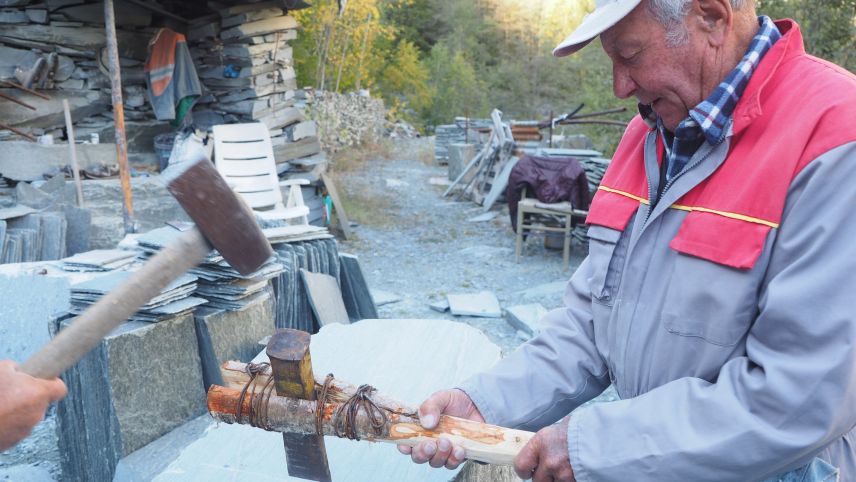 er 86-jährige Francesco del Zoppo benutzt beim Aufbrechen und Spalten des Malencer Schiefers einfachstes Werkzeug.
Foto: Marie-Claire Jur