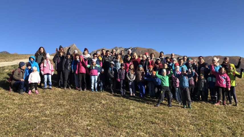 Bod 80 baps e mammas guaivdas cun lur uffants han visità quista fin d’eivna l’Engiadina Bassa (fotografia: mad).