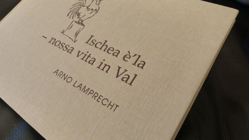 Prosmamaing preschainta Arno Lamprecht a Lü, Valchava e Müstair seis cudesch (fotografia: Flurin Andry).