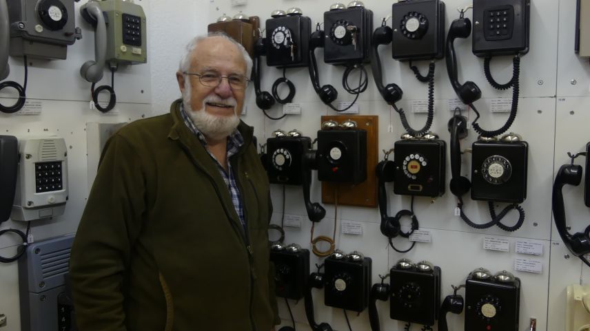 Peder Vital posseda raduond 1400 telefons. Seis prüm telefon (fotografia) ha cumprà Peder Vital dal 1958 (fotografia: Sandra Balzer).