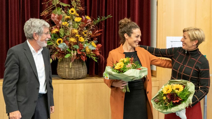 Johannes Flury ha gratulà a sias successuras Gianna Luzio (a schnestra) ed Urezza Famos cun ün püschel fluors (fotografia: Mayk Wendt).