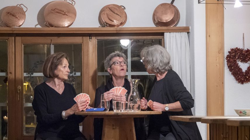Von links: Die drei Damen Trudi (Monique Wohlwend), Frieda (Ausilia Marchioni-Pelacchi) und Maya (Béa Funk) spielen Jass und Planen den Bankraub. 
Foto: Valentina Baumann