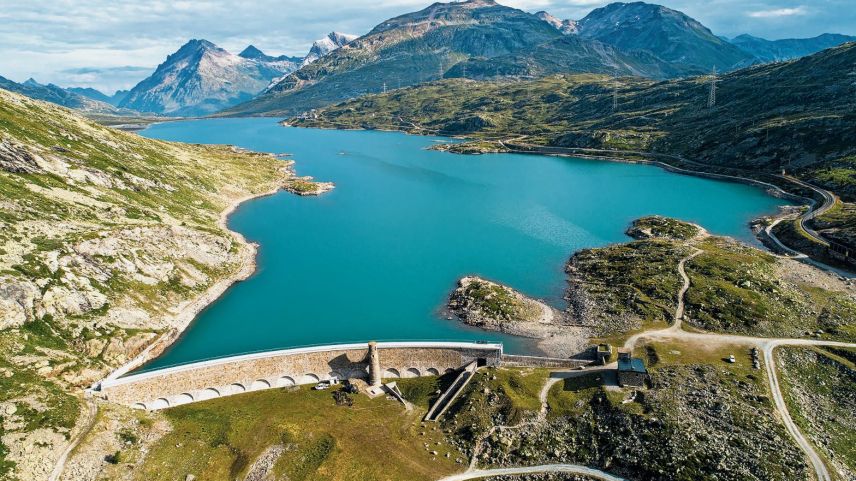 Das Projekt des Pump-Speicher-Kraftwerks Lago Bianco (das Bild zeigt den See in seinem heutigen Zustand), ist zurzeit sistiert, die Finanzierung schwierig. Der Bund aber rechnet für seine Energiestrategie 2050 mit solchen Grossprojekten. Foto: Repower AG