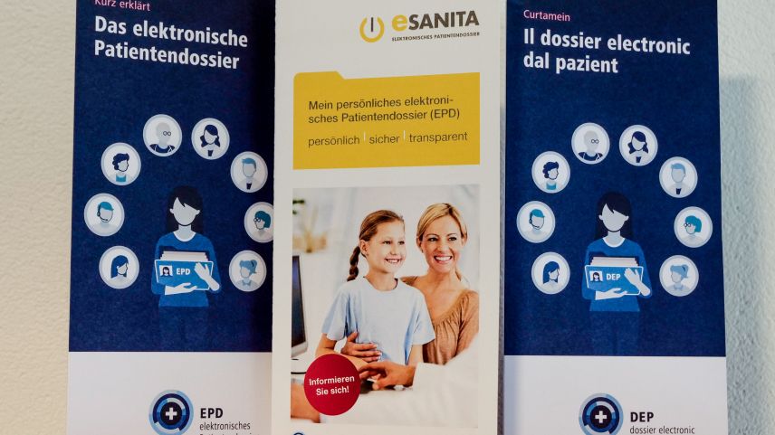Die E-Patientendossier-Broschüren von eHealthSuisse, der Kompetenzstelle von Bund und Kantonen und vom gemeinnützigen Verein eSanita (Mitte). Foto: Jon Duschletta