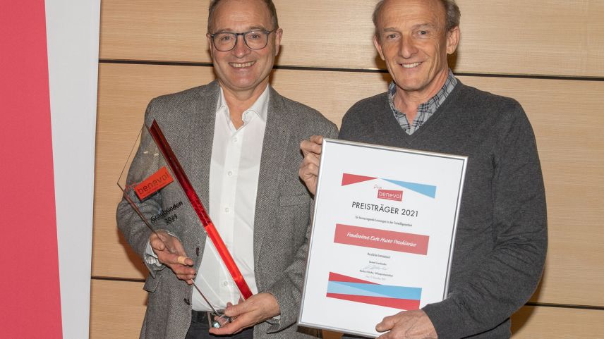 Die Gewinner des Prix benevol Graubünden 2021: Werner Steinmann (links) und Moreno Raselli vom Museo poschiavino (Foto: z. Vfg)