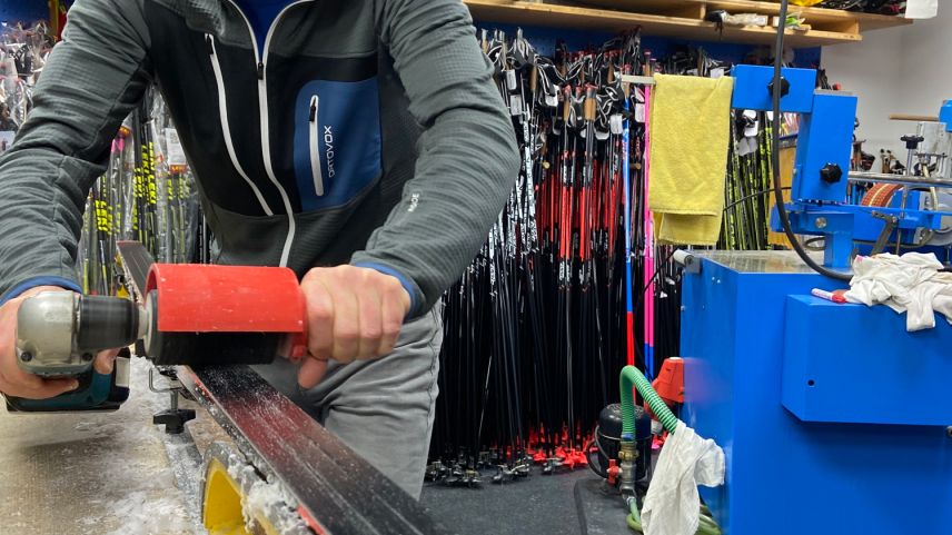 Eir Jens Haucke prepara varsaquants skis sainza far adöver da tschairas cun fluor (fotografia: Sandra Balzer).