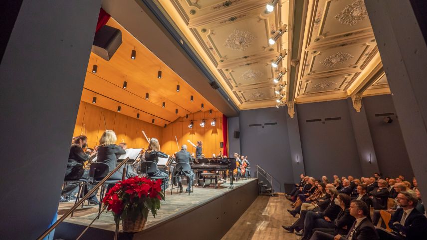 Eindruck aus dem Eröffnungskonzert mit dem Luzerner Sinfonieorchester im Brigitte & Henri B. Meier Concert Hall. Visuell fällt die in Dunkelblau gehaltene Wandfarbe auf, die einen Kontrast zur Deckenbemalung bildet. 
Foto: Daniel Zaugg