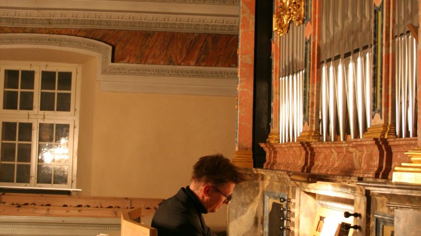 Virtuose der Sonderklasse: Andreas Jost an der Orgel der Samedner Dorfkirche.	
Foto: Ester Mottini 