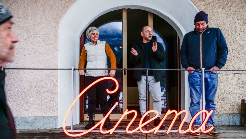 Ils initiants dal Bistro Staziun, Rebekka Kern, Valentin Hindermann e Jürg Wirth davant l’entrada dal nouv Cinema Bistro. fotografia: Jon Duschletta