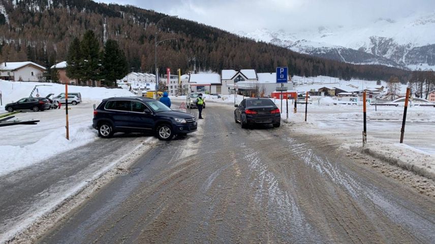 Die Unfallfahrzeuge an der Via da la Staziun
Foto: Kantonspolizei Graubünden