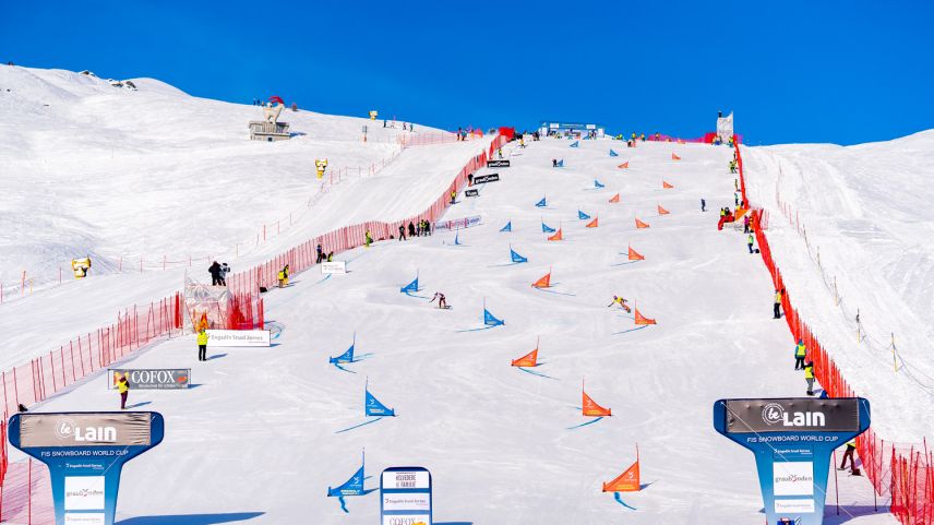 Die Gemeinde Scuol mit dem Snowboard-Hang in Prui hat sich im Alpin-Snowboard-Weltcup-Kalender etabliert (Foto: Dominik Täuber/TESSVM).