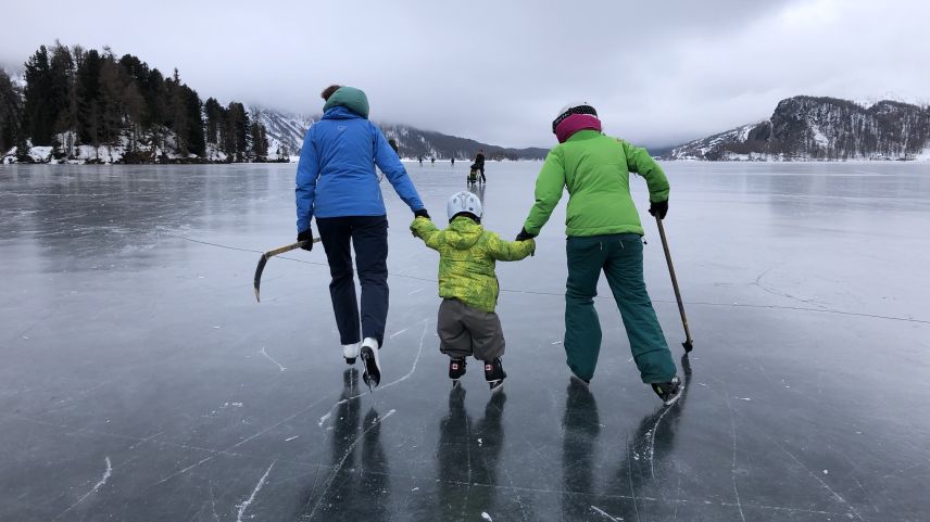 Keiner zu klein, ein Schlittschuhläufer zu sein: Ganze Familien verbrachten ihre Freizeit auf dem Silsersee. Dieser geizte nicht mit visuellen Naturreizen.