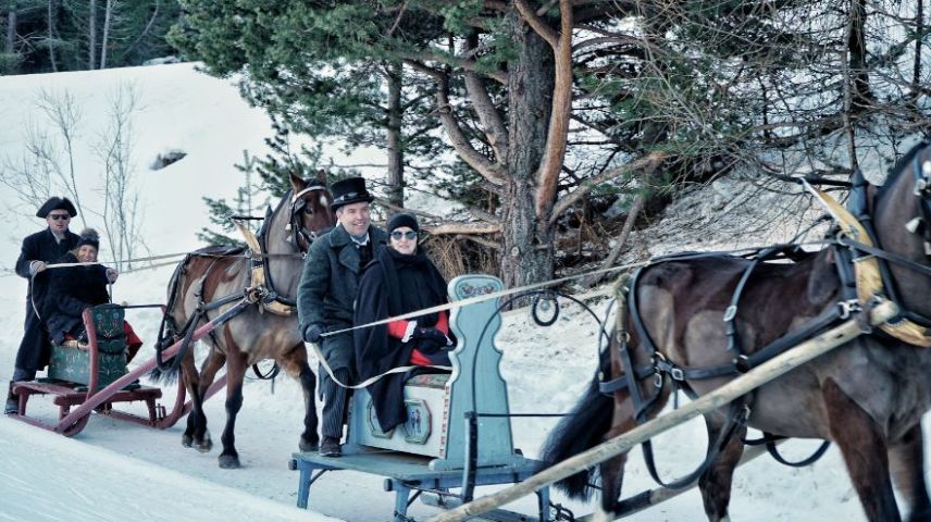 In traditioneller Engadiner Festtagstracht trotzten die Teilnehmer der Kälte. 