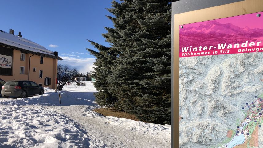 Aus dem Auto aussteigen, Langlaufskis anschnallen und weg. Bis zum letzten Winter war dies vom Fainera-Parkplatz noch bequem möglich. Jetzt ist aus dem Fussweg-/Loipenstück ein Trampelpfad geworden. Foto: Marie-Claire Jur