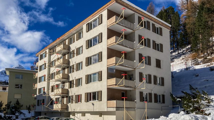 Die Liegenschaft Via Surpunt 67 in St. Moritz-Bad wird energetisch saniert und mit neuen Garagenboxen und Balkonen ergänzt. Fotos: Jon Duschletta