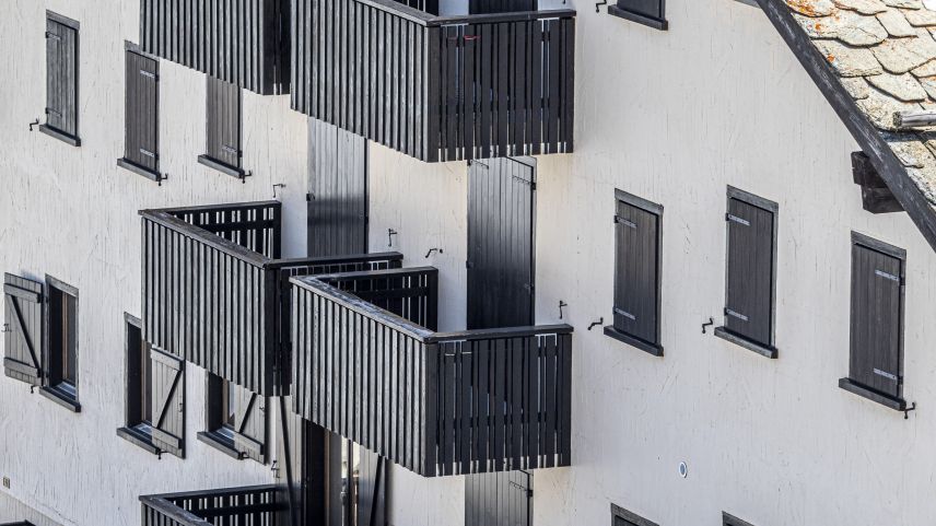 Dieses Bild soll der Vergangenheit angehören: Geschlossene Fensterläden über eine lange Zeit im Jahr, während Einheimische verzweifelt nach Wohnungen suchen. Foto: Daniel Zaugg