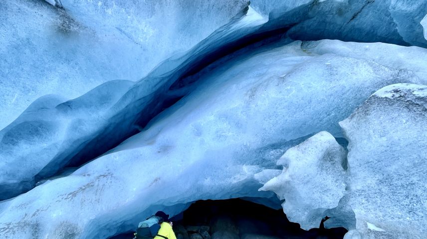 Das Gesicht der vergänglichen Eishexe wacht über die Eisgrotte am Morteratschgletscher. Foto: Beat Näpfli