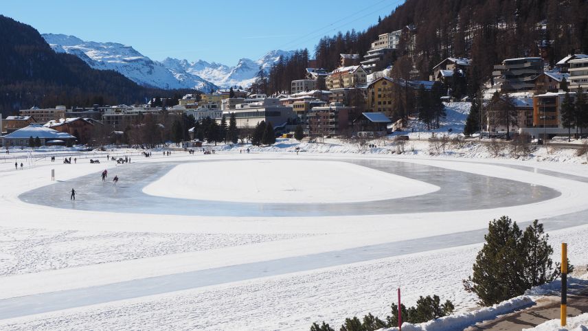 Diese ovale Rundbahn auf dem St. Moritzersee ist für den Eisschnelllauf bestimmt. Wer Schlittschuhe mit den langen, schmalen Kufen besitzt, darf hier seine Runden drehen. Foto: Marie-Claire Jur