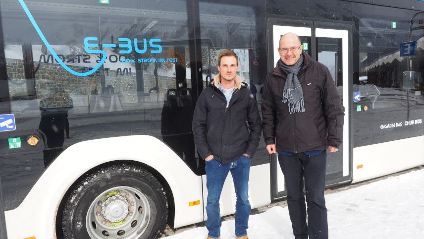 Andi Cortesi, Betriebsleiter Engadin Bus (links) und Ralf Kollegger, Unternehmensleiter der Bus und Service AG, sind gespannt, wie sich der neue E-Bus «MAN Lion’s City 12E» im Alltag bewähren wird.            Foto: Marie-Claire Jur