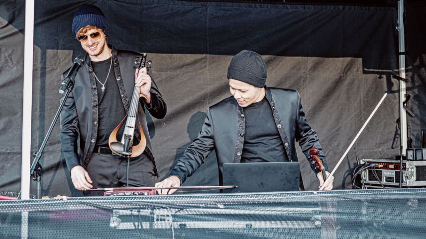 Das Multi-Musik-Duo Jan Bislin und Jonathan Chan begeisterte unter anderem mit elektronischer Musik auf dem Eisplatz Roseg in Pontresina das Publikum. Foto: Stefanie Wick Widmer