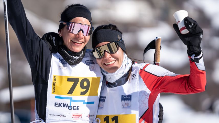 Letizia (2.) und Tinetta Strimer (1.) gewinnen den Passlung Martina - Scuol (Foto: Dominik Täuber). 