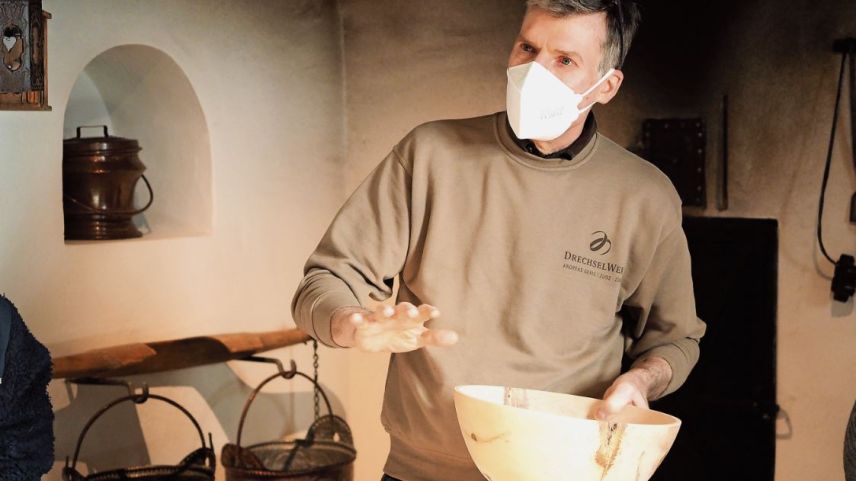 Andreas Gerig präsentiert seine Arvenschüssel.