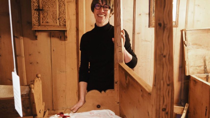 Monika Müller erklärt den Herstellungsprozess ihrer Sanddornnougat.